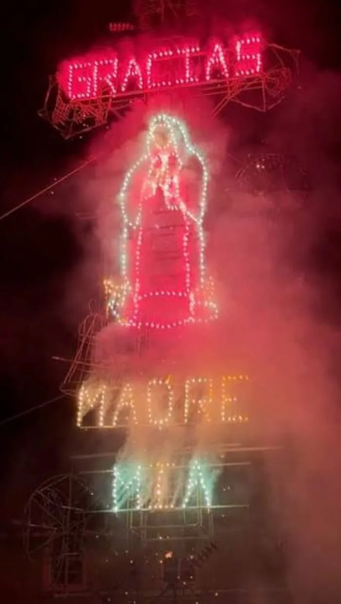 Castillo de fuegos artificiales formando la imagen de la Virgen con la palabra "Gracias"