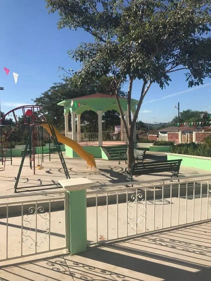 Kiosco y parque central de Agua Zarca en un día soleado